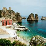 https://unsplash.com/it/foto/casa-in-cemento-sulla-scogliera-2OCbq5dl_f4