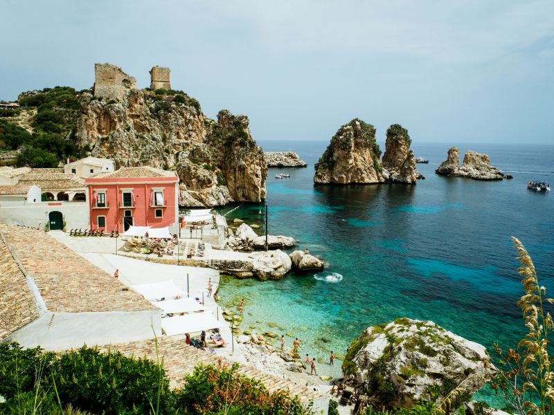 https://unsplash.com/it/foto/casa-in-cemento-sulla-scogliera-2OCbq5dl_f4